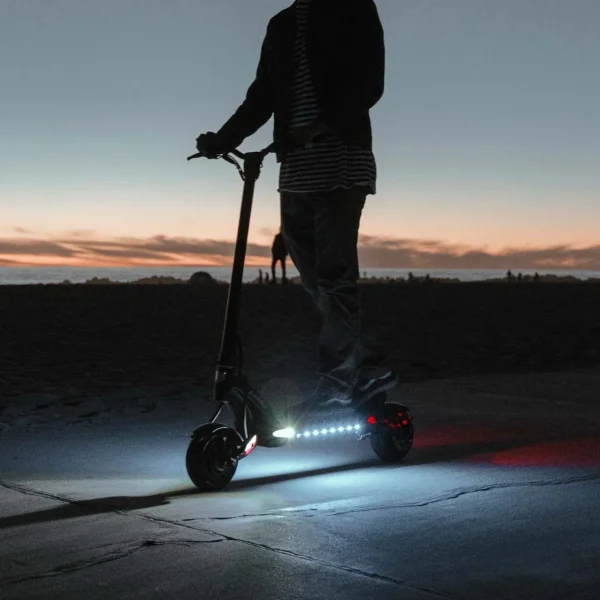 Kaabo Mantis 8 Dual Motor Electric Scooter - Image 4